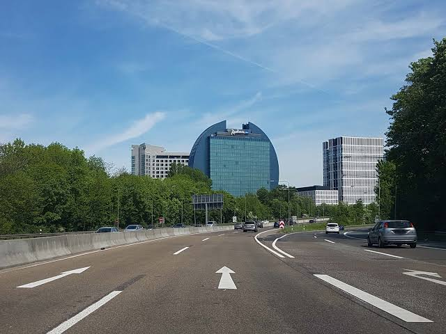 Radisson Blu Frankfurt · vista da rodovia