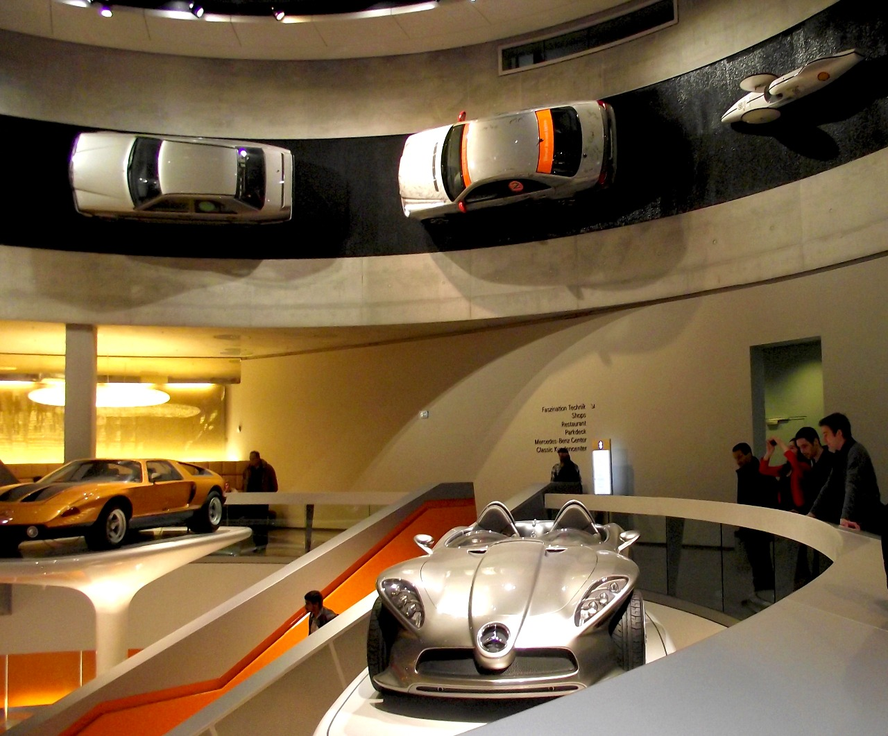Museu Mercedes-Benz · galeria interna