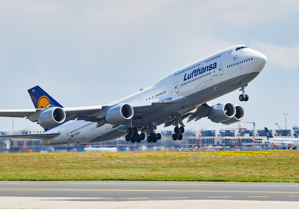 Lufthansa Boeing 747-8 · decolagem